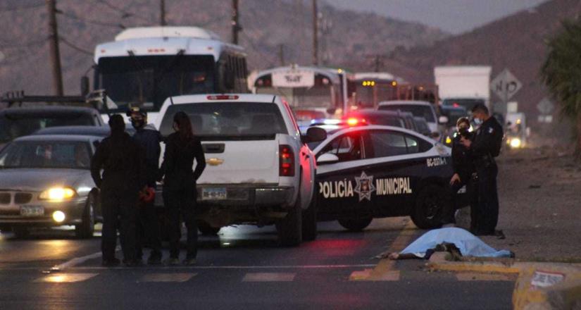 Mujer muere al ser atropellada por un tráiler en Tijuana