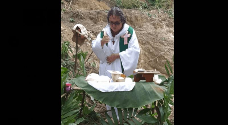 Sacerdote oficia misa tras huracanes que azotaron Honduras