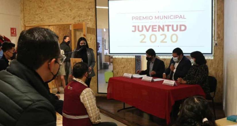 Entrega Ayuntamiento de Tijuana el premio municipal para la juventud