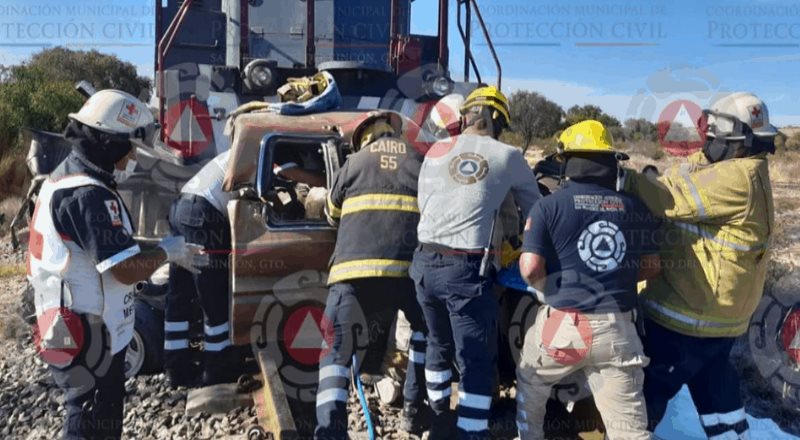 Tren embiste camioneta en Guanajuato; mueren una mujer y dos niños