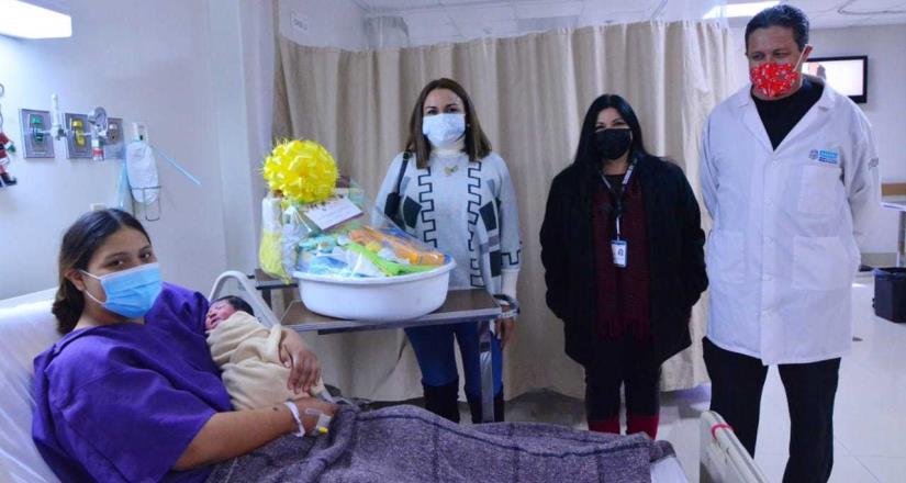 DIF Baja California entregó bañeras a madres de bebés nacidos este 25 de Diciembre