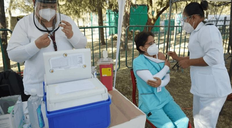 Personal de Alta Especialidad recibe primera dosis de vacuna Covid-19