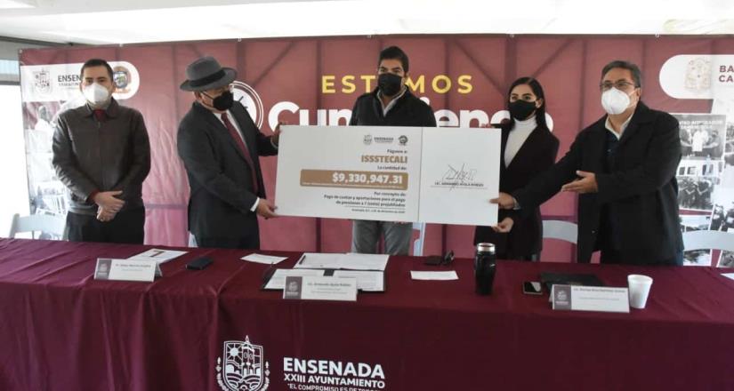 Cumplen Gobierno de Ensenada e Issstecali con pago a prejubilados