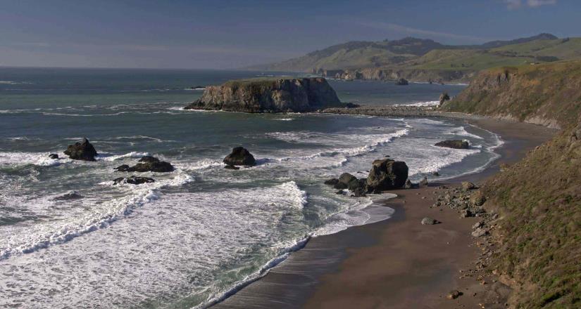 Padre se ahoga tras intentar salvar a sus hijos en una playa de California