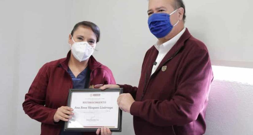 Entrega Arturo González reconocimiento a enfermeras de la dirección municipal de salud