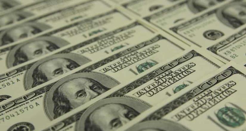 Dólar reporta su mayor precio en casi un mes