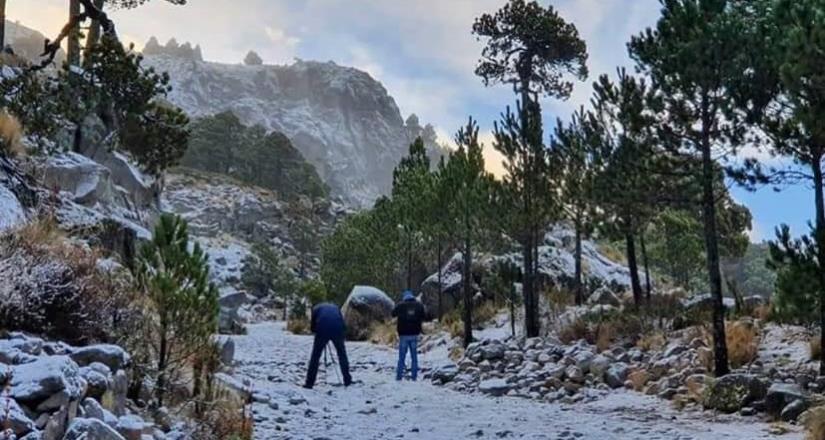 Caída de nieve pinta de blanco al Pico de Orizaba y Cofre de Perote