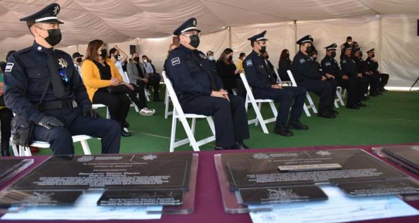 Otorgan ascensos a ocho policías municipales tras cumplir 25 años de servicio