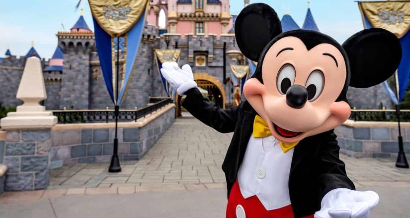 Disneyland California reabre sus puertas como Super POD, un centro de vacunación contra Covid-19