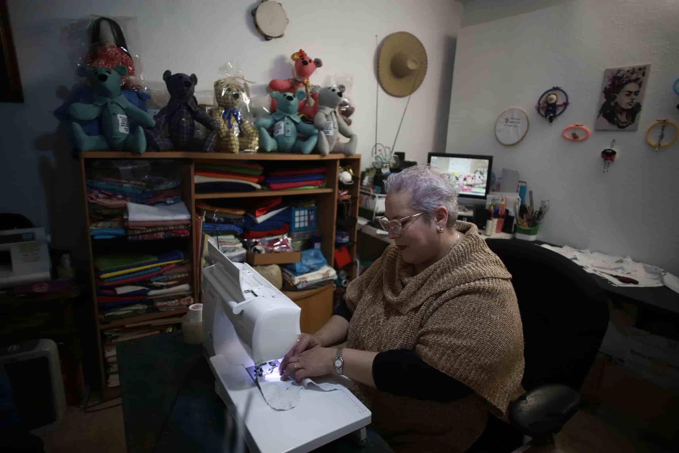 Eréndira, la mujer de Chihuahua que crea osos con ropa de las víctimas de Covid-19