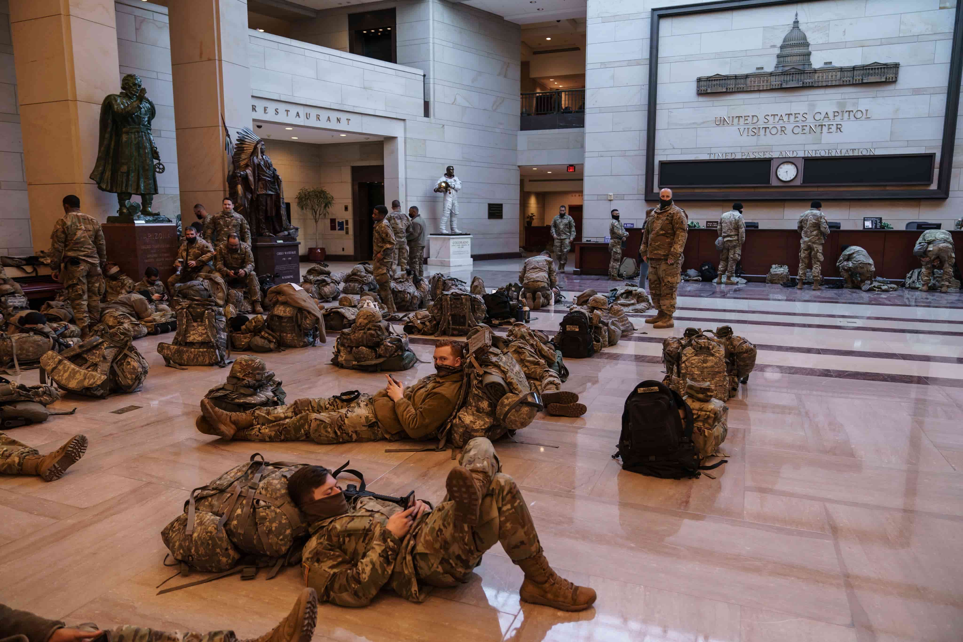 En fotos: la Guardia Nacional amanece en los pasillos del Capitolio