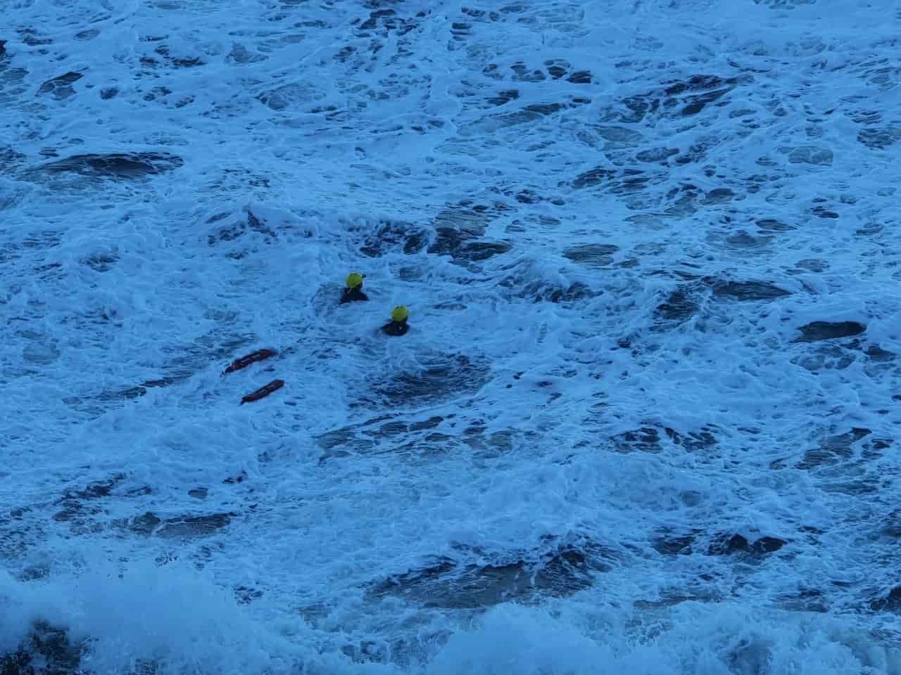 División de rescate acuático de bomberos rescata cuerpo flotando en Playas de Tijuana