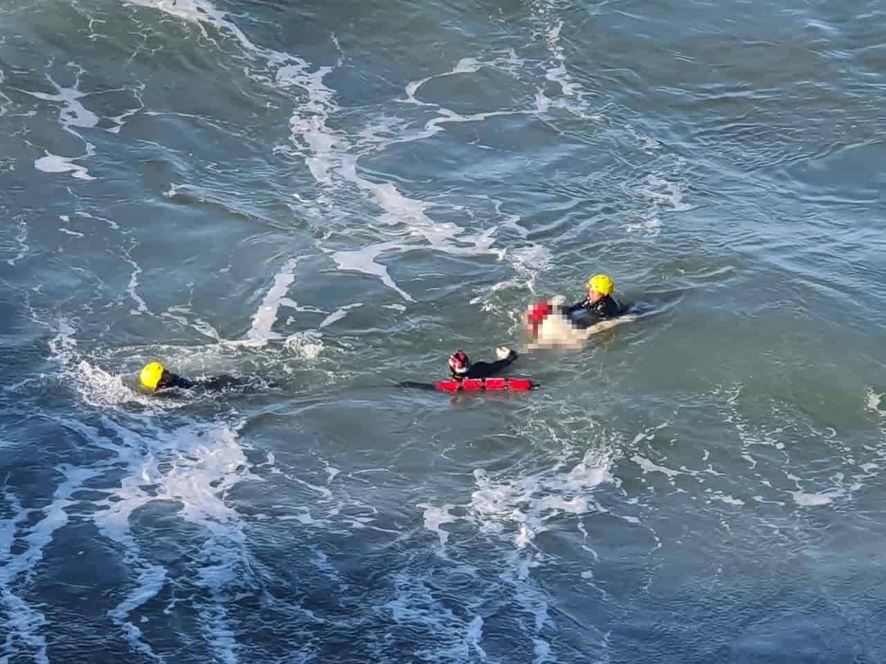 División de rescate acuático de bomberos rescata cuerpo flotando en Playas de Tijuana