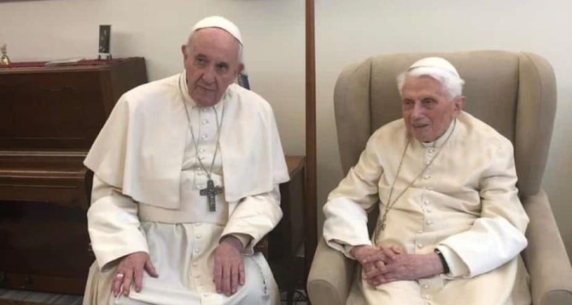 El Papa Francisco y el Papa Emérito reciben vacuna contra el Covid-19