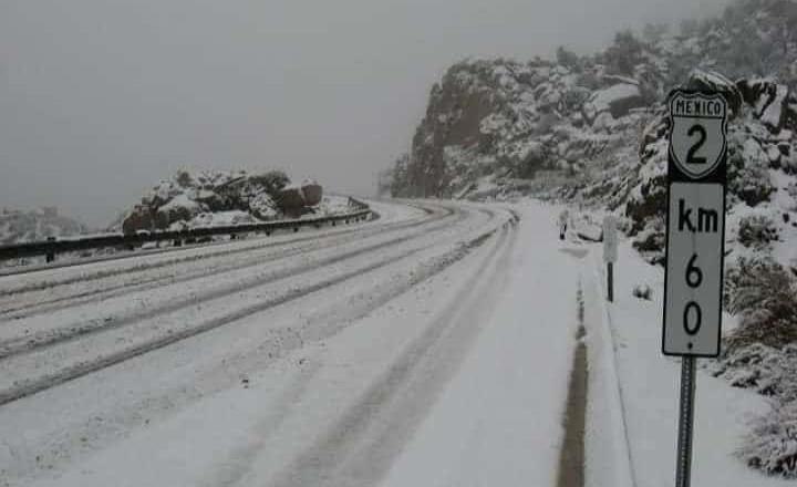 Continúan las nevadas en Tecate en la carretera Centinela - Rumorosa