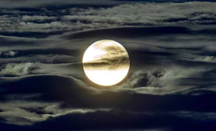 Así se vio la Luna de Lobo este jueves, primera luna llena del 2021