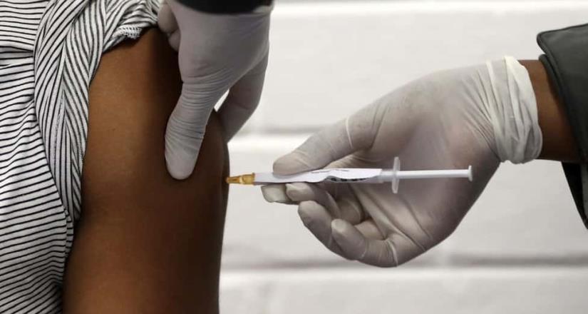Personas vacunadas sí pueden propagar el Covid-19: experto