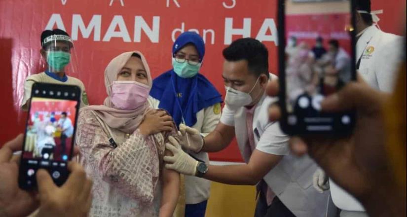 Influencers son prioridad de vacunación en Indonesia