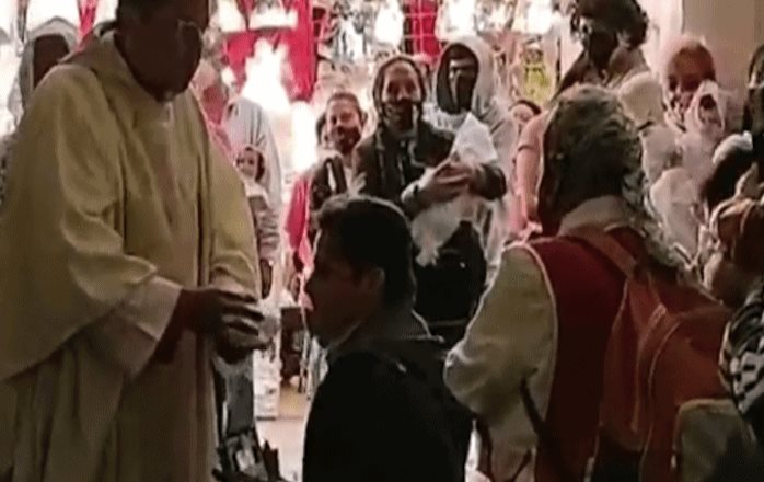 Falso sacerdote niega existencia del coronavirus durante misa en el Centro Histórico