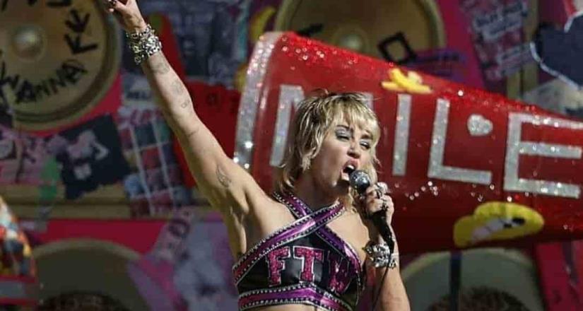 Miley Cyrus aparece en concierto previo al Super Bowl 2021