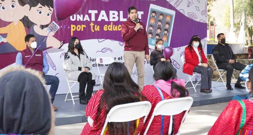 Encabeza Armando Ayala segunda entrega de equipos en la campaña “Una Tableta por la Educación”