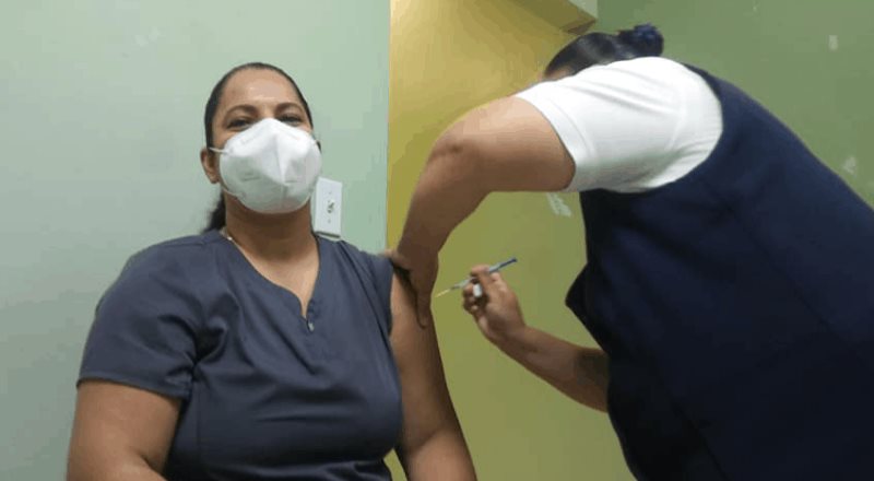 La enfermera Rosas Silvia ha recibido su segunda dosis de la vacuna contra el COVID-19