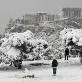 Nieve pinta de blanco la antigua Acrópolis en Atenas, Grecia