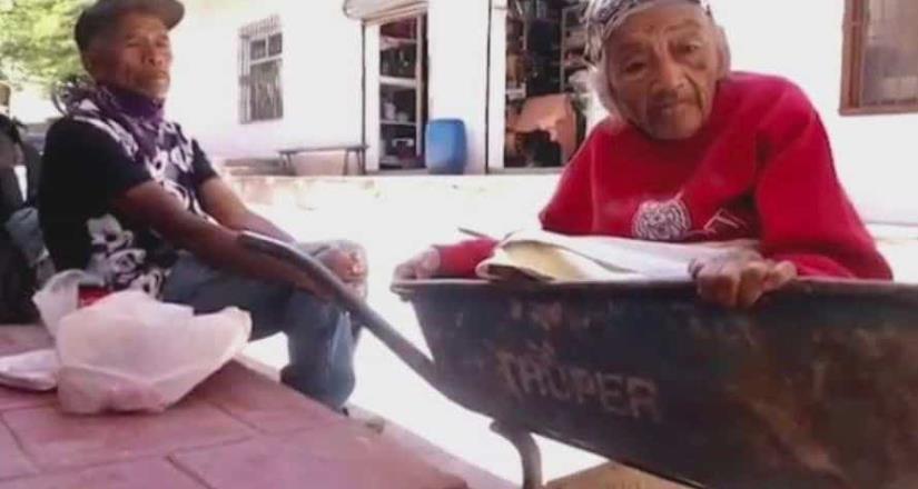 Hombre lleva a su madre de 100 años a vacunarse en una carreta