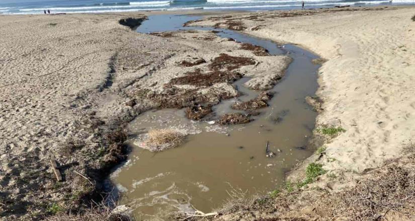 Se emite cierre precautorio de playa tras derrame de aguas negras