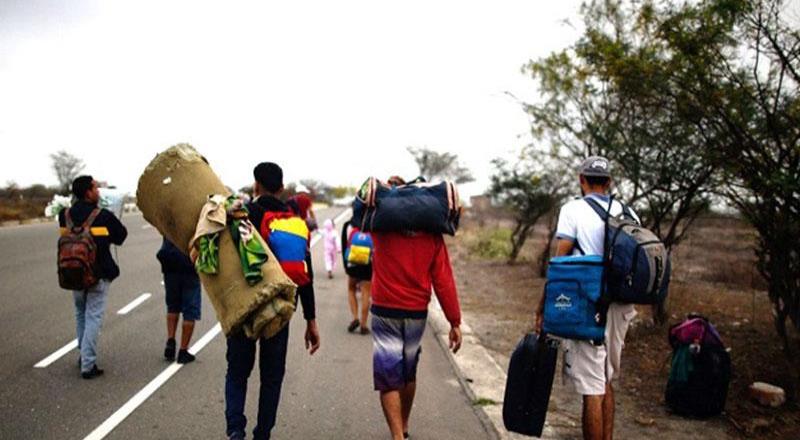 Más de 400 migrantes dejan México; buscan asilo en EU