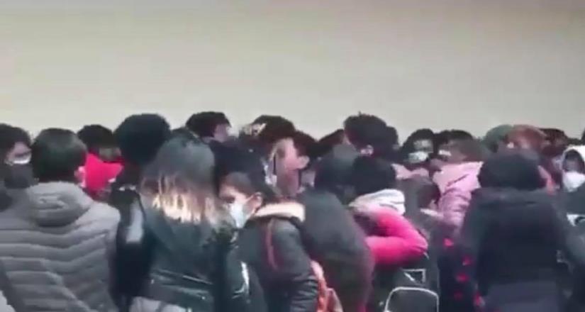 VIDEO FUERTE: Alumnos caen del cuarto piso de una universidad en Bolivia; mueren 5