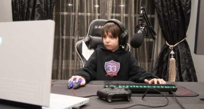 Niño de 8 años firma contrato como gamer profesional por más de 600 mil pesos