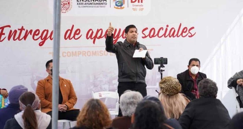 Entregan Armando Ayala y Mercado Central Mayorista apoyos para personas discapacitadas
