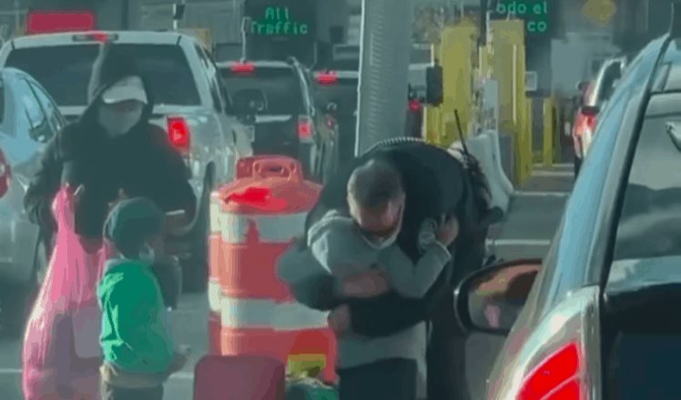 Video: Agente del CBP abraza a niño en garita de San Ysidro