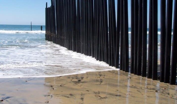 Cubanos intentan cruzar por playas de Tijuana; uno muere ahogado