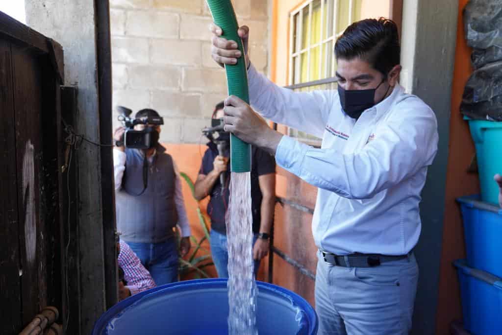 Estrena Armando Ayala en Puerto Azul programa de distribución “Agua para Todos”