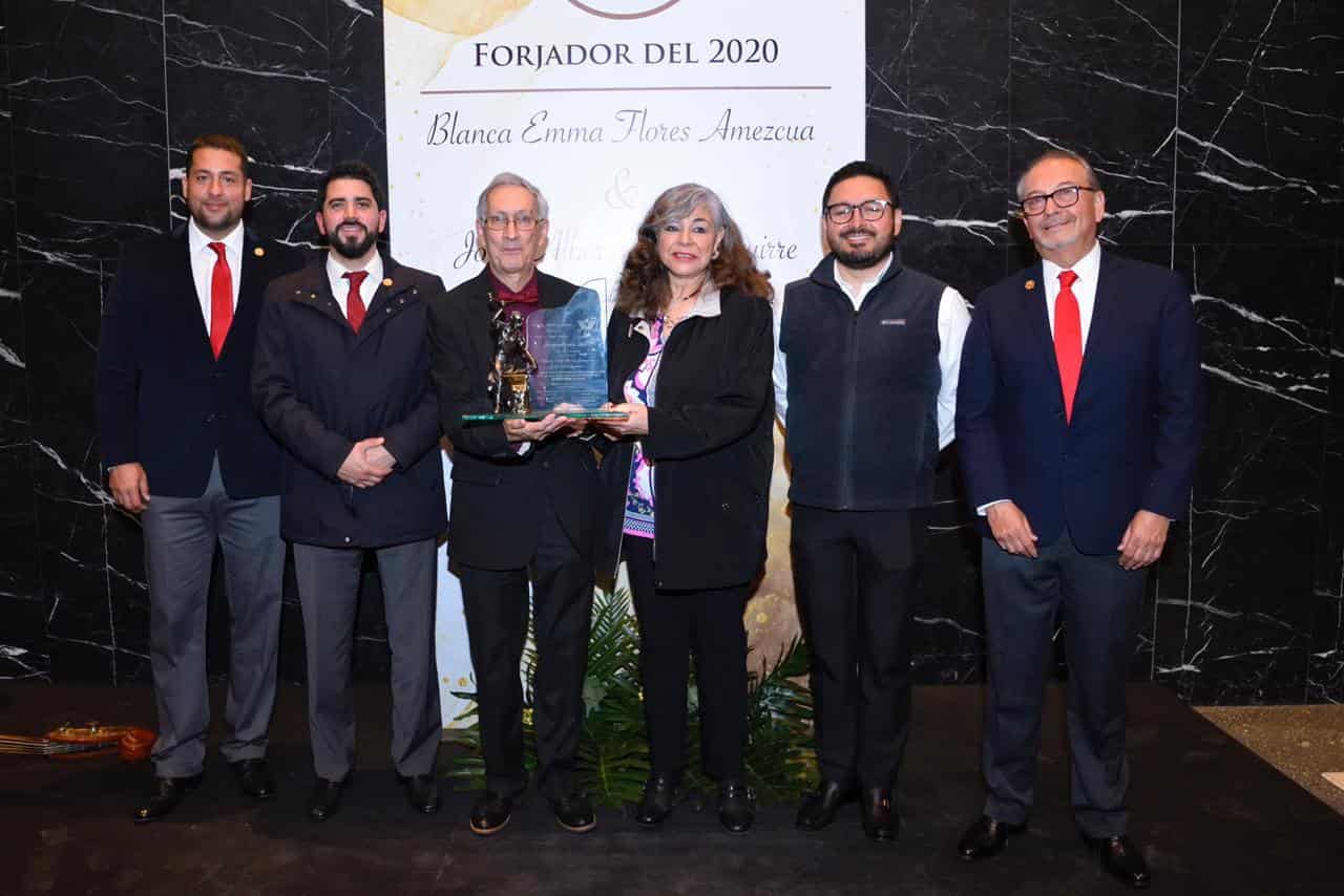 Grupo madrugadores entrega reconocimiento de forjador del año a coordinadores de la sinfónica juvenil de Tijuana.