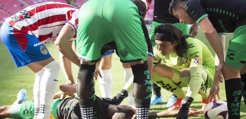 Balonazo noquea a jugador de Santos en el partido vs Chivas