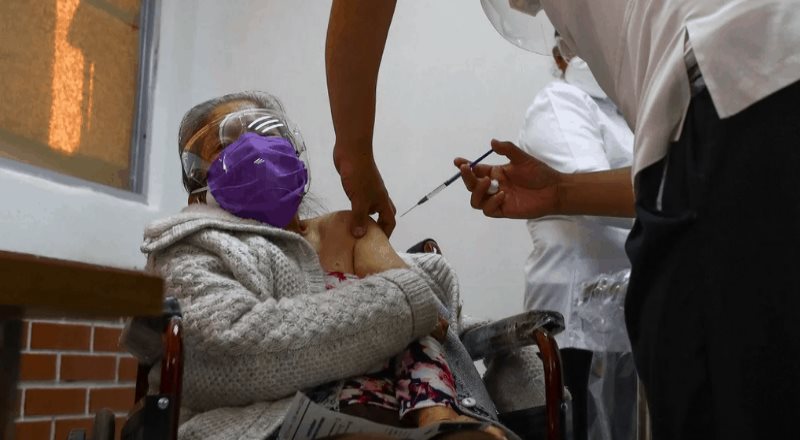 Piden castigo a responsables por aplicar vacunas con jeringas vacías