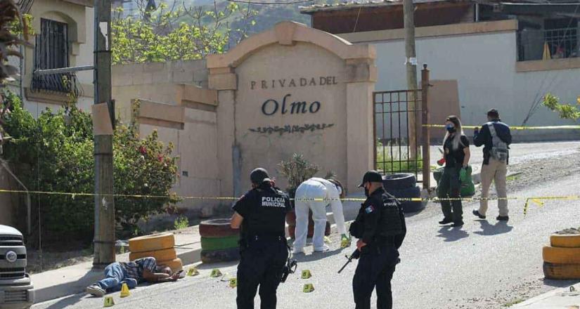 Hombre es asesinado a balazos en la entrada de la privada Olmo