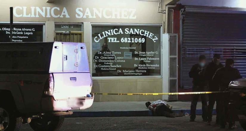 Sujeto muere por heridas de bala sobre la banqueta frente a la clínica Sánchez