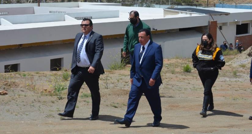 Fiscal General y rector de UABC constatan avance de la preparatoria militarizada en Tecate
