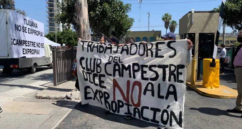 Marchan trabajadores sindicalizados contra la expropiación del Club Campestre