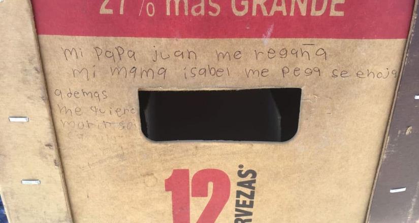 Niña pide ayuda por maltrato con un mensaje en cartón de cervezas
