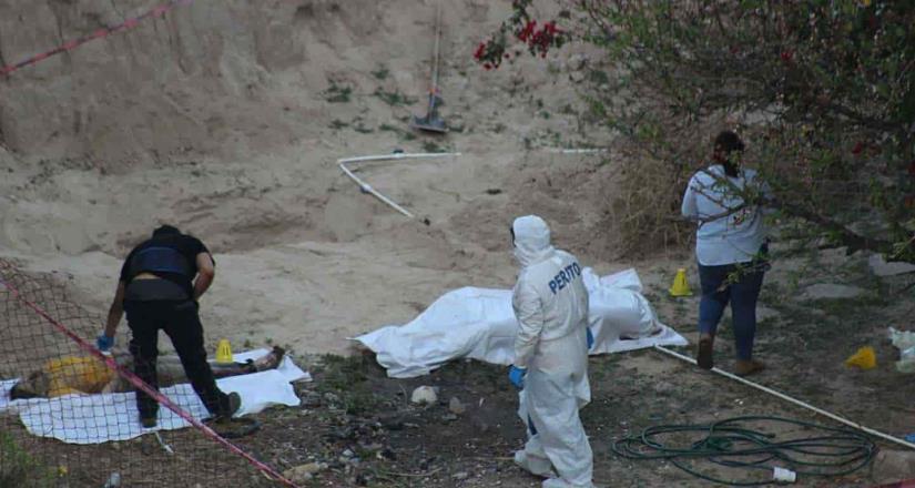 Localizan 2 cuerpos enterrados en el patio de un domicilio en la colonia Sánchez Taboada