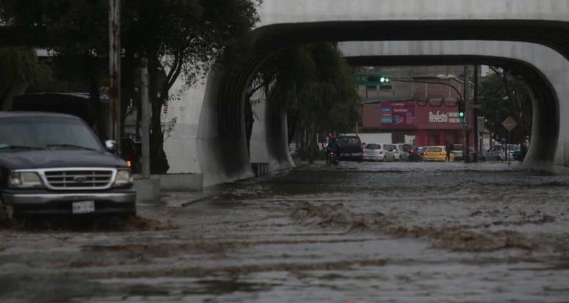 Tormenta de granizo deja calles, casas inundadas en Toluca