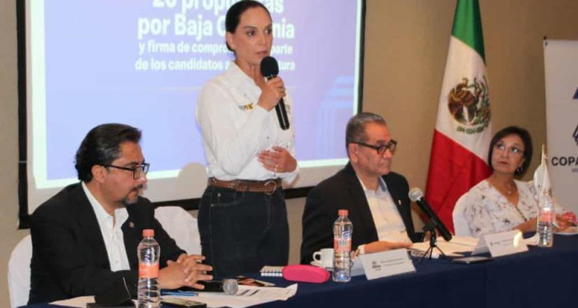 Lupita Jones escucha y recibe propuestas de Coparmex Mexicali