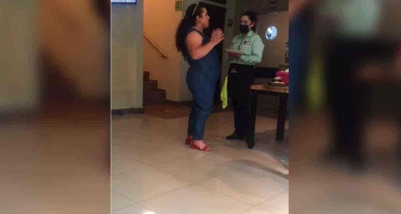 Mujer se niega a pagar la comida que se sirvió en un evento de 17 invitados