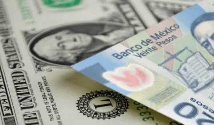 Dólar al mayoreo cierra arriba de 20 pesos