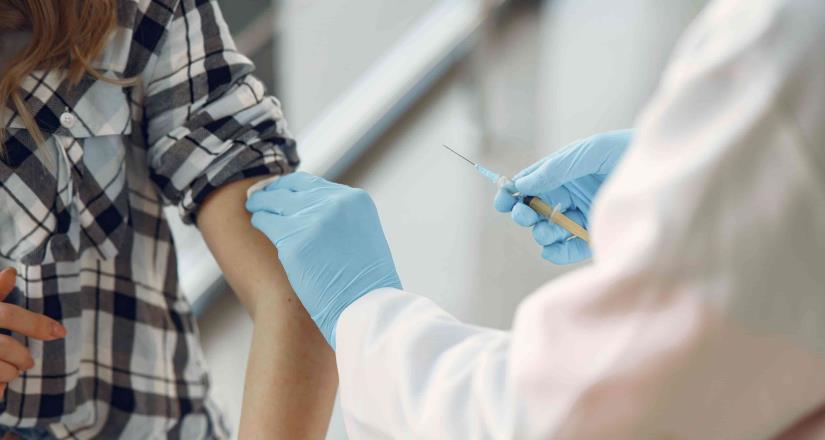 Próxima semana inicia vacunación de maestros en CDMX